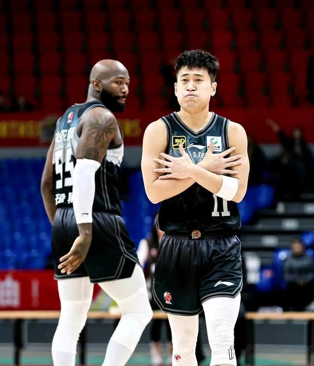 本季球员表现卓越，争夺季后赛席位